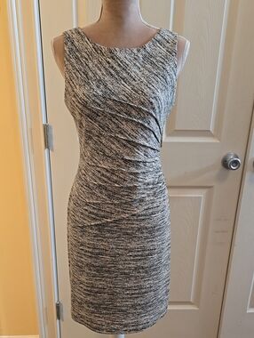 Ivanka Trump Size 8. Black and White Sleeveless Sheath Dress